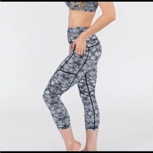 Zyia active cobra metallic pocket Capri black and white leggings 8-10